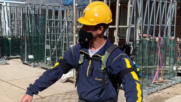 Pilot met Exoskelet op bouw Gouwpark